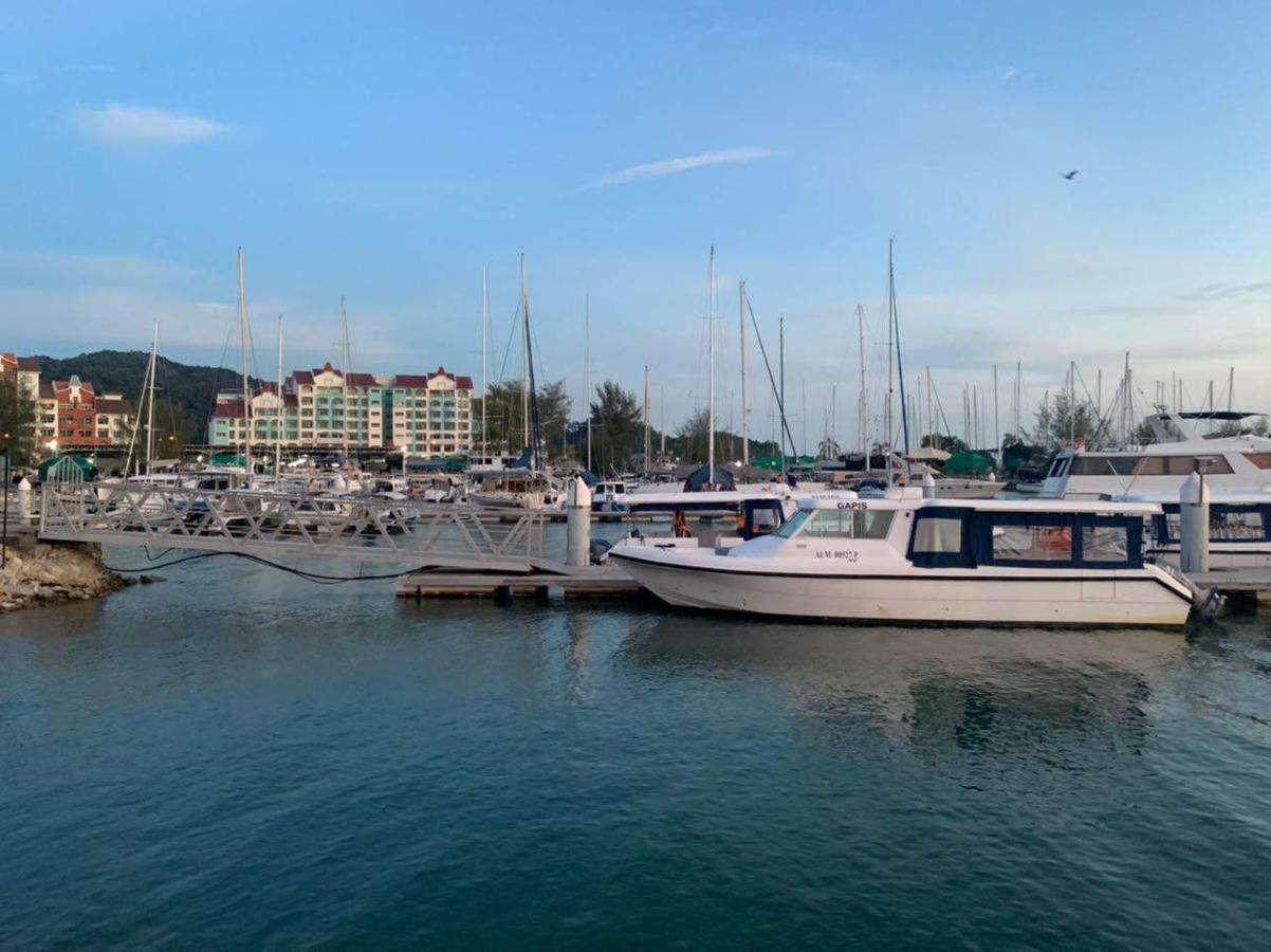 Glossy Marina Homestays Лумут Екстер'єр фото
