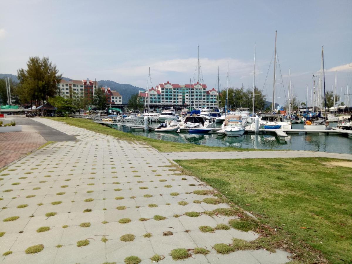Glossy Marina Homestays Лумут Екстер'єр фото