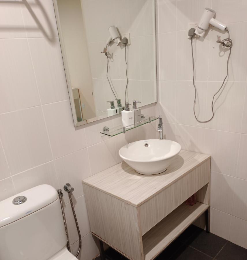 Glossy Marina Homestays Лумут Екстер'єр фото