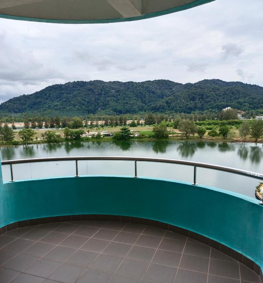 Glossy Marina Homestays Лумут Екстер'єр фото