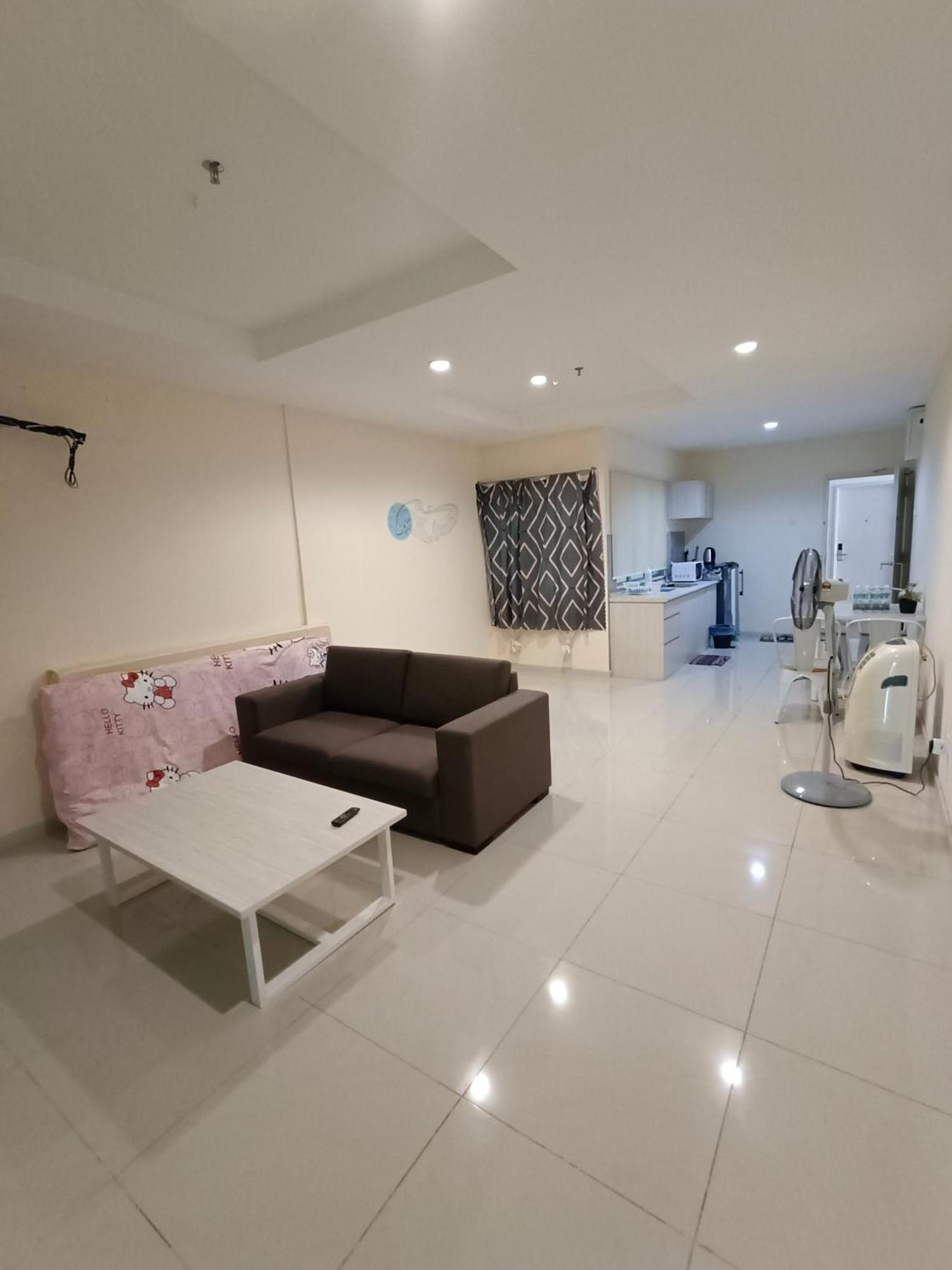 Glossy Marina Homestays Лумут Номер фото