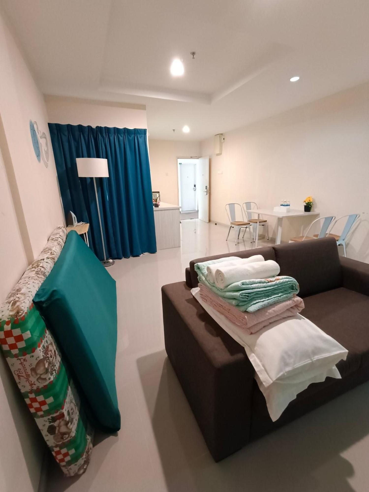 Glossy Marina Homestays Лумут Номер фото