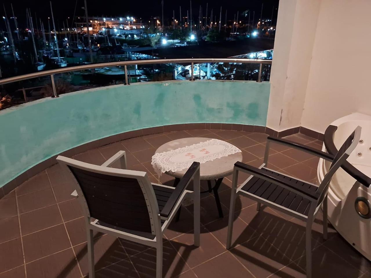 Glossy Marina Homestays Лумут Екстер'єр фото