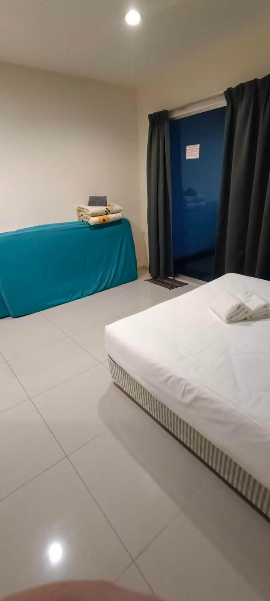 Glossy Marina Homestays Лумут Екстер'єр фото